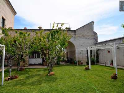 Non ci resta ora che spostarci sul retro della struttura, passando attraverso una porta a vetri. Troviamo dall�altra parte un secondo giardino, quello che si affaccia sulla tangenziale: il prato inglese ricopre il pavimento e accoglie numerosi alberi da frutto